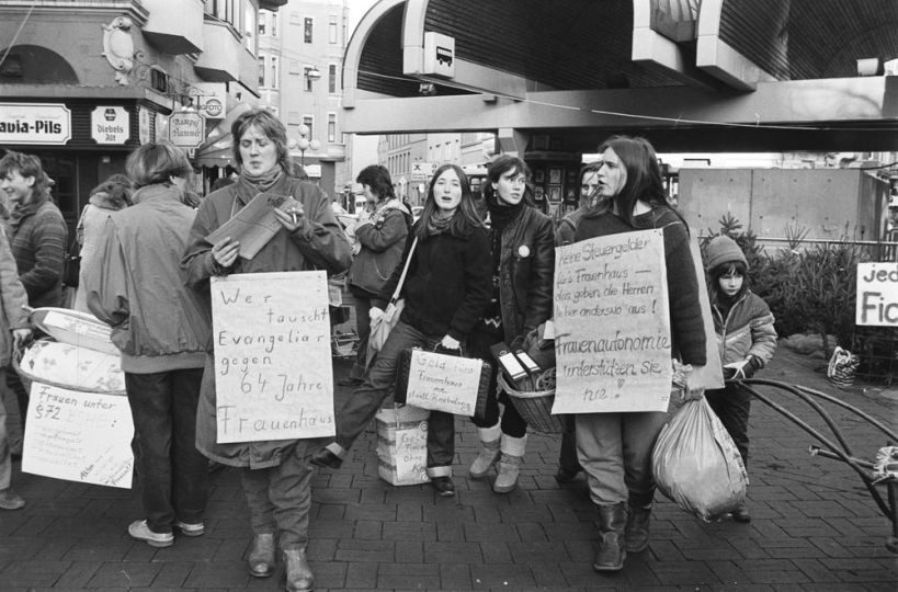 Demonstration am Lister Platz für das autonome Frauenhaus (Gerhard Stoletzki, Historisches Museum Hannover CC BY-NC-SA)