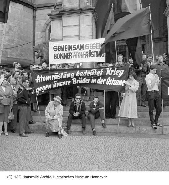 Demonstration der Aktion „Kampf dem Atomtod“ vor dem Neuen Rathaus (HAZ-Hauschild-Archiv, Historisches Museum Hannover CC BY-NC-SA)