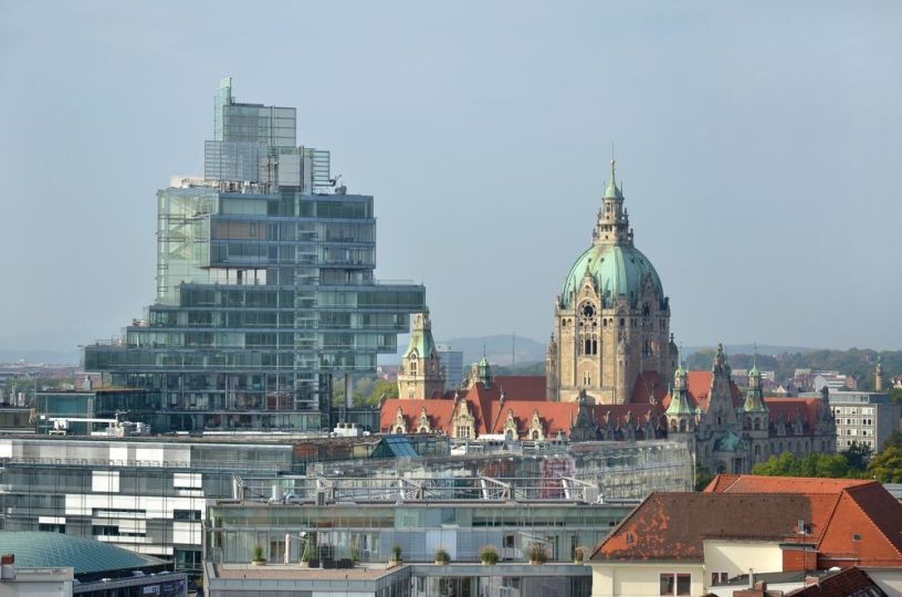 Der Hauptsitz der Nord/LB und das Neue Rathaus im Vergleich (Historisches Museum Hannover CC BY-NC-SA)
