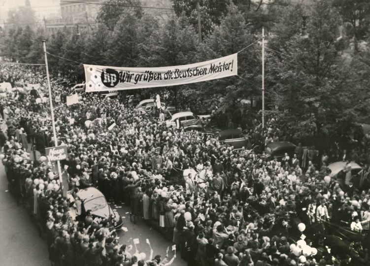 Empfang der Mannschaft von Hannover 96 in der Georgstraße (Archiv der Region Hannover, Nachlass Koberg CC BY-NC-SA)