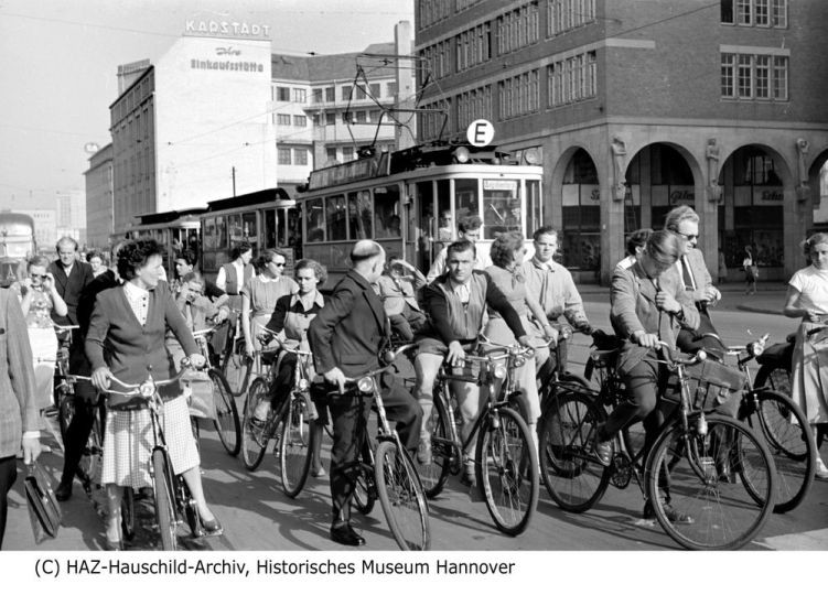Fahrradfahrer auf der Georgstraße (HAZ-Hauschild-Archiv, Historisches Museum Hannover CC BY-NC-SA)