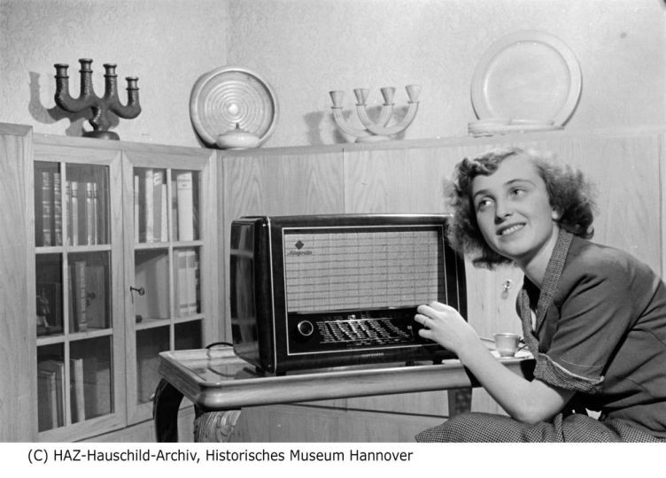 Frau an einem Telefunken Radiogerät Typ “Allegretto” (HAZ-Hauschild-Archiv, Historisches Museum Hannover CC BY-NC-SA)