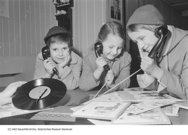 Kinder hören Schallplatten (HAZ-Hauschild-Archiv, Historisches Museum Hannover CC BY-NC-SA)