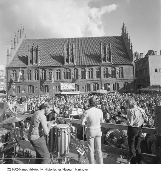 Musikbühne am Alten Rathaus auf dem Altstadtfest (HAZ-Hauschild-Archiv, Historisches Museum Hannover CC BY-NC-SA)