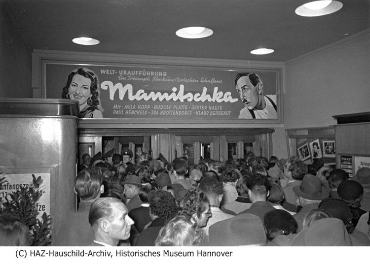 Palast-Theater mit Filmwerbung zur deutschen Uraufführung des Spielfilms „Mamitschka“ (HAZ-Hauschild-Archiv, Historisches Museum Hannover CC BY-NC-SA)