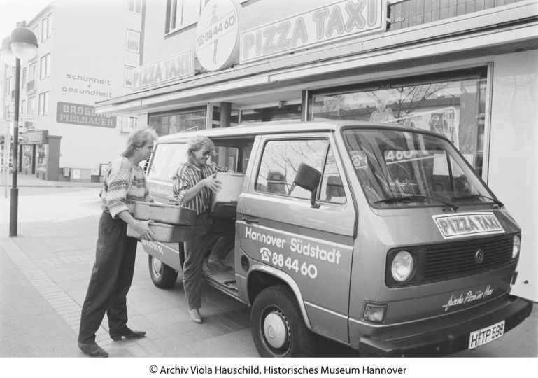 Pizza-Taxi Hannover Südstadt (Archiv Viola Hauschild, Historisches Museum Hannover CC BY-NC-SA)