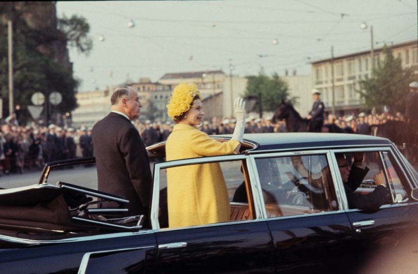 Queen Elizabeth II. und Ministerpräsident Diederichs bei der Fahrt durch Hannover am Friedrichswall (Historisches Museum Hannover CC BY-NC-SA)