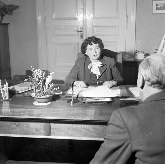 Regierungspräsidentin Theanolte Bähnisch an ihrem Schreibtisch (Historisches Museum Hannover CC BY-NC-SA)
