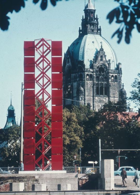 Straßenkunst-Objekt “Glasturm” von Walter Kuhn (Historisches Museum Hannover CC BY-NC-SA)