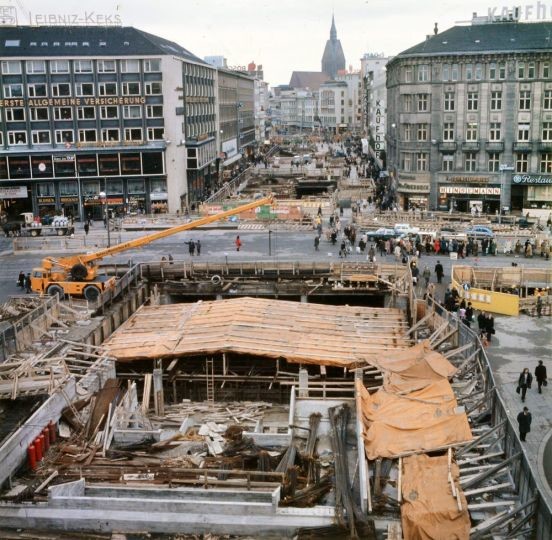 U-Bahn-Bauarbeiten mit Blick in die Bahnhofstraße (Historisches Museum Hannover CC BY-NC-SA)
