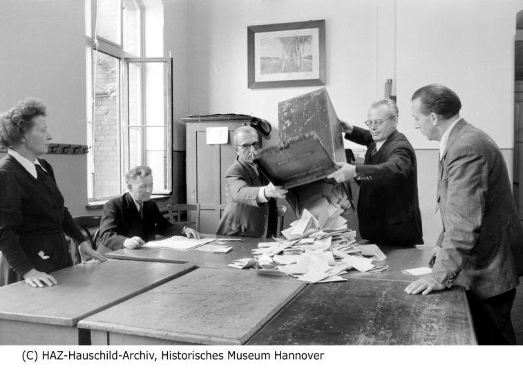 Wahlvorstand bei Auszählung der Stimmzettel (HAZ-Hauschild-Archiv, Historisches Museum Hannover CC BY-NC-SA)