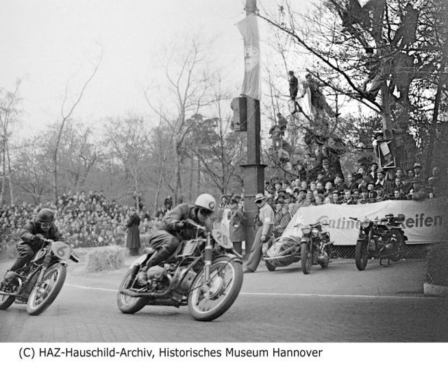 Zweikampf im Rennen VI des Eilenriederennens (HAZ-Hauschild-Archiv, Historisches Museum Hannover CC BY-NC-SA)