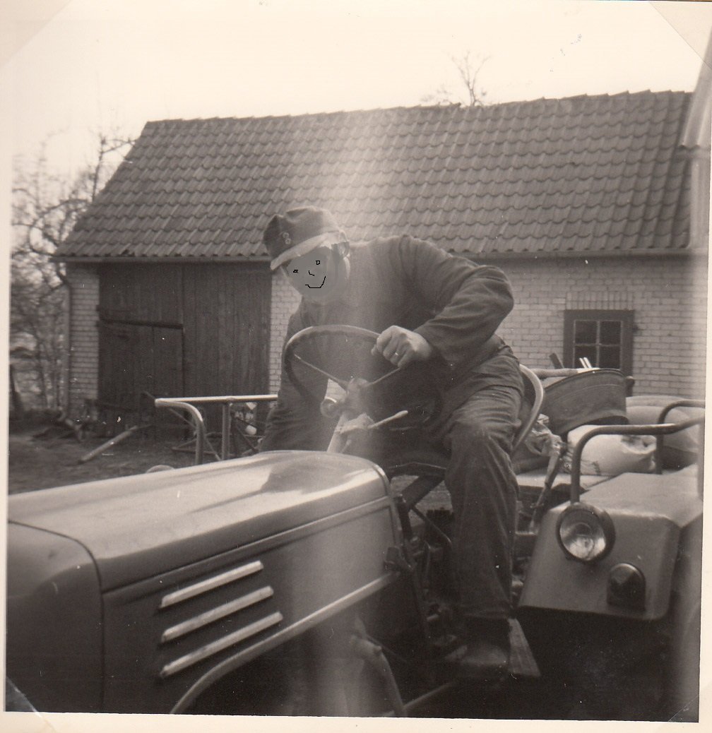 Personen auf Traktoren (Kreismuseum Syke CC BY-NC-SA)