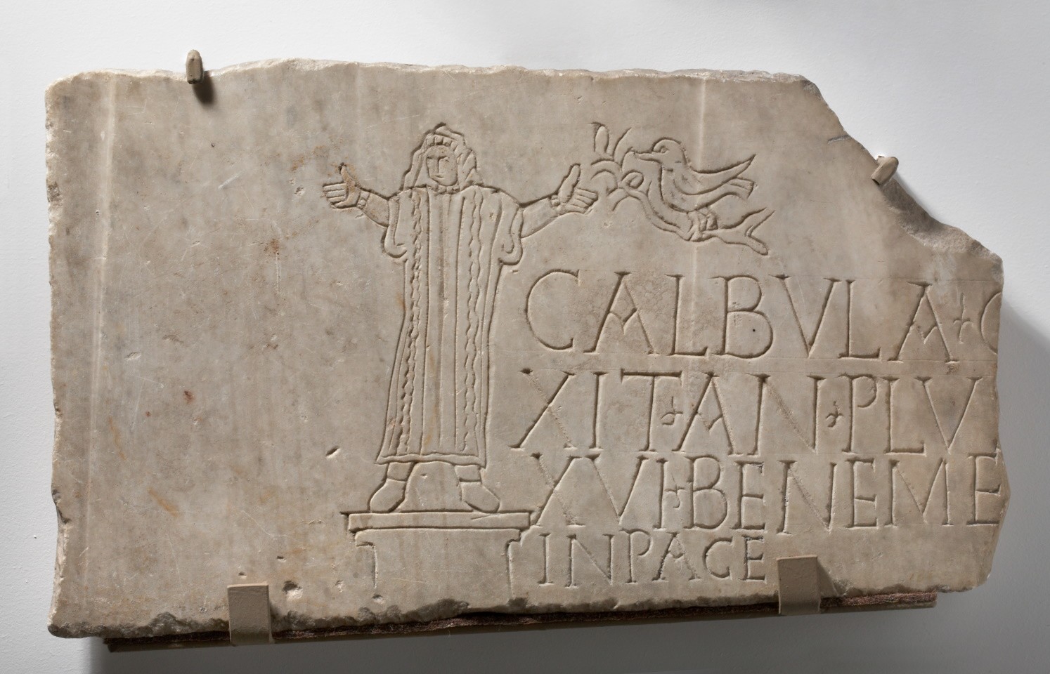 Grabplatte für Calbula (Museum August Kestner CC BY-NC-SA)