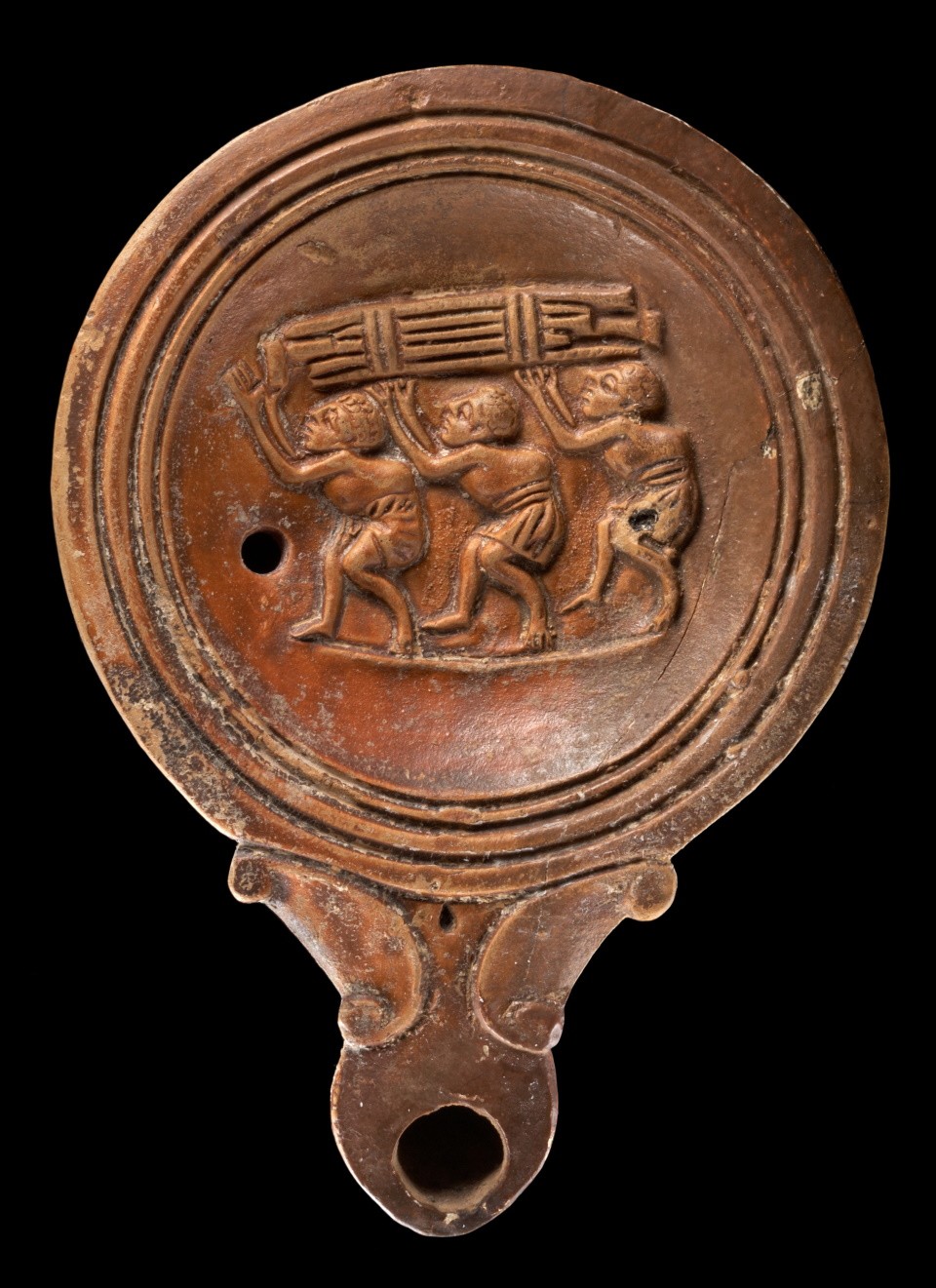 Sklaven tragen eine Amphora (Öllampe) (Museum August Kestner CC BY-NC-SA)