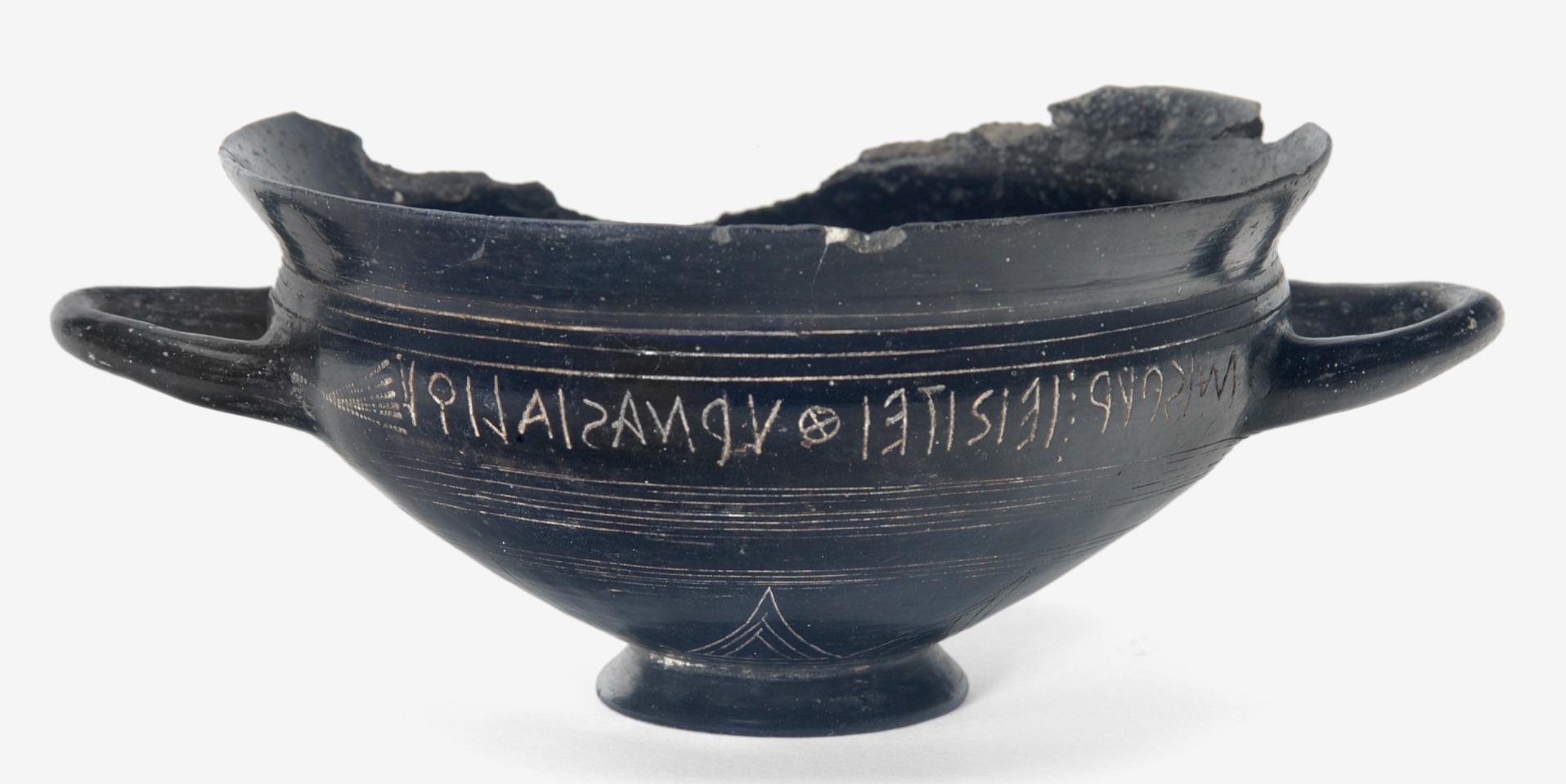 Trinkschale mit etruskischer Besitzerinschrift (Kylix) (Museum August Kestner CC BY-NC-SA)