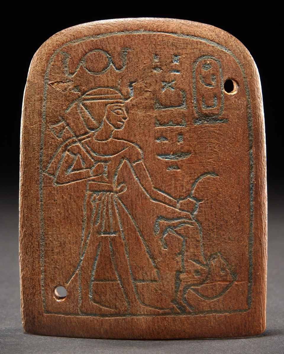 Miniaturschild mit Darstellung des vergöttlichten Pharao Amenhotep I. (Museum August Kestner CC BY-NC-SA)