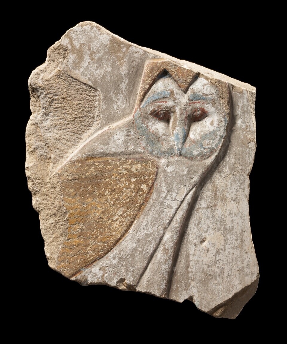 Kalksteinbruchstück mit M-Hieroglyphe (Museum August Kestner CC BY-NC-SA)