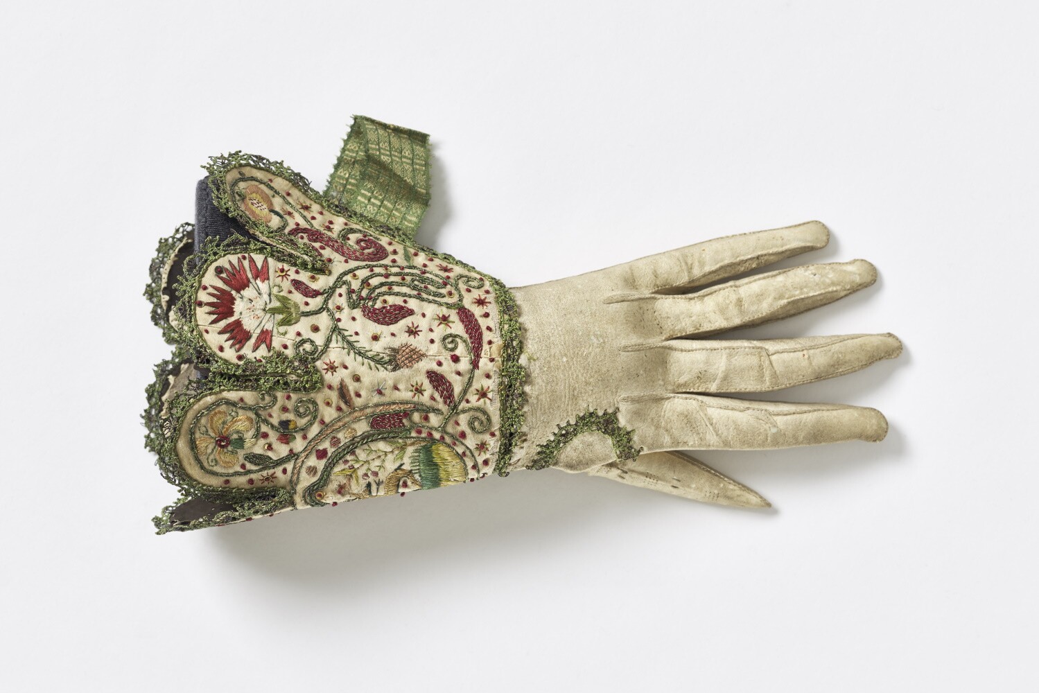 Handschuh mit Stulpe (Museum August Kestner CC BY-NC-SA)