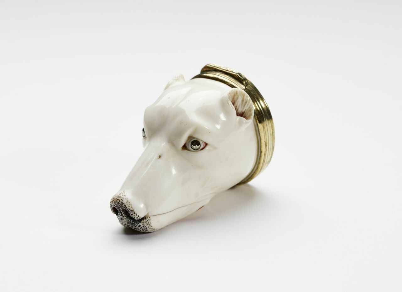 Schnupftabakdose in Form eines Hundekopfes (Museum August Kestner CC BY-NC-SA)