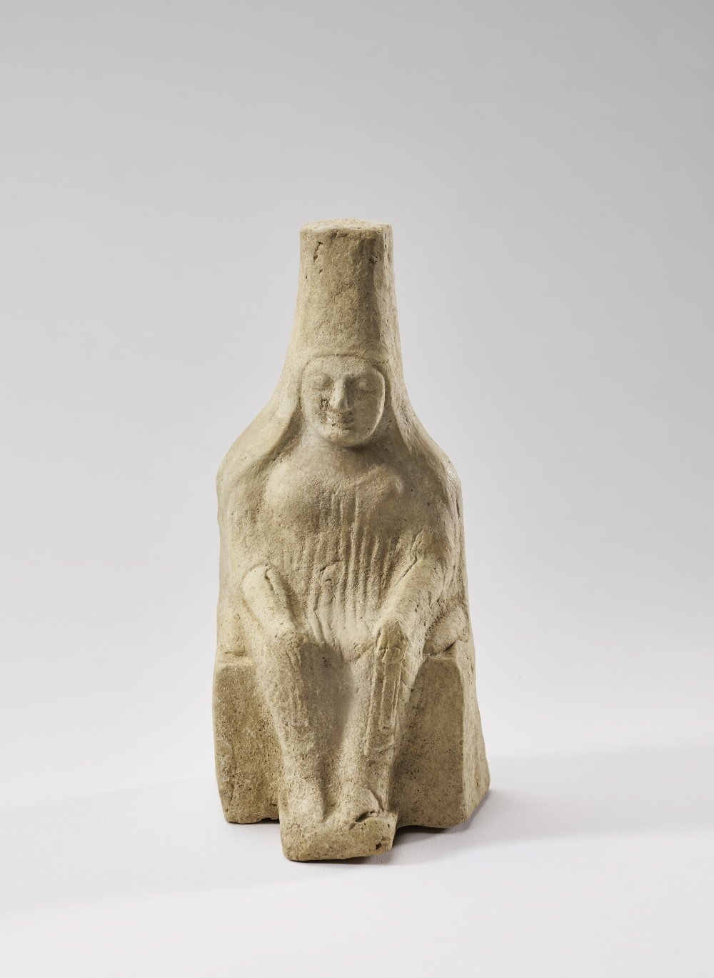Thronende Göttin mit hoher zylindrischer Kopfbedeckung (Polos) (Museum August Kestner CC BY-NC-SA)