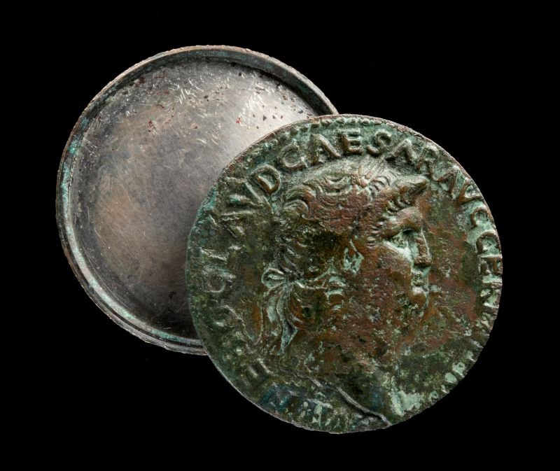 Dosenspiegel aus zwei neronischen Münzen bestehend (Museum August Kestner CC BY-NC-SA)
