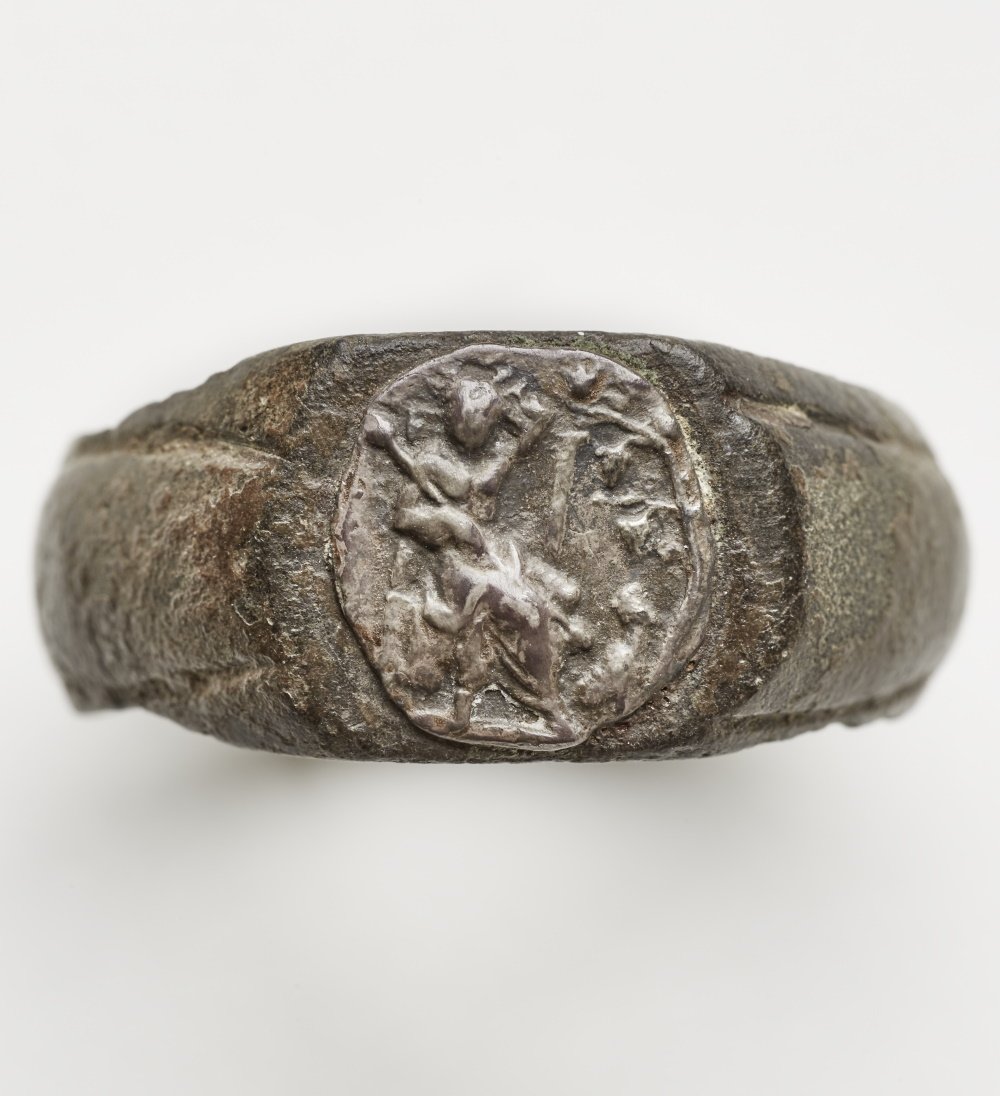 Fingerring, Ringplatte mit Reliefdarstellung (Museum August Kestner CC BY-NC-SA)