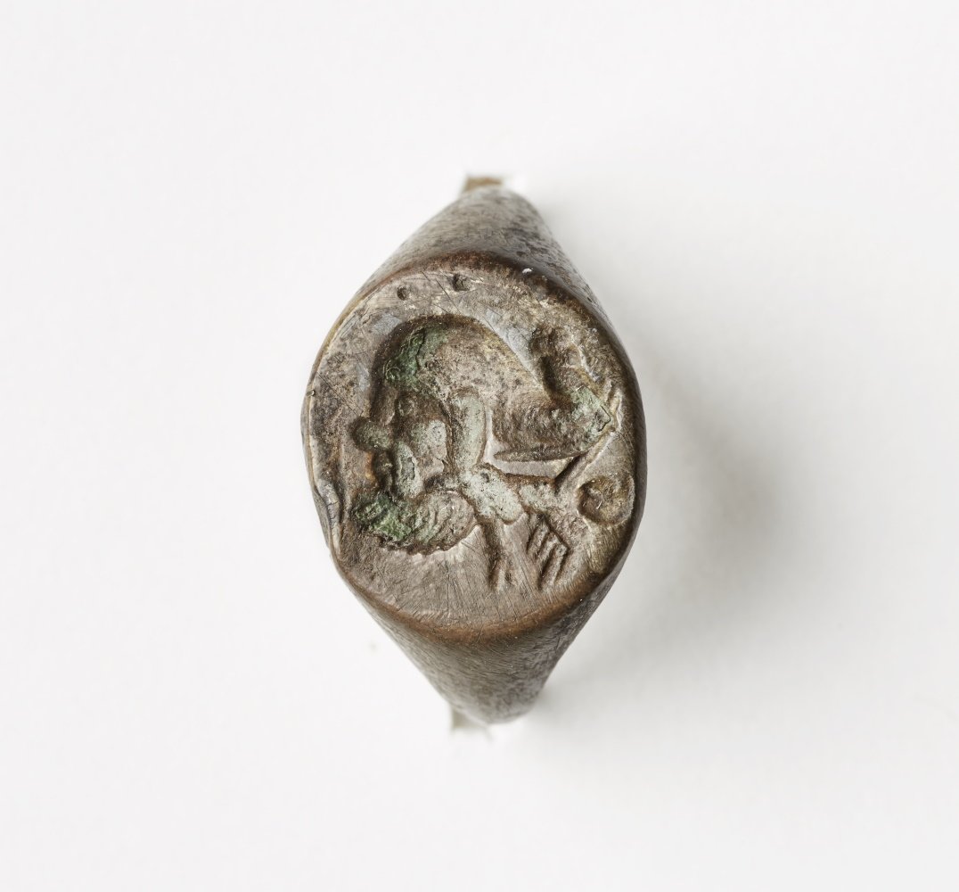 Fingerring, Ringplatte mit eingravierter Darstellung (Museum August Kestner CC BY-NC-SA)