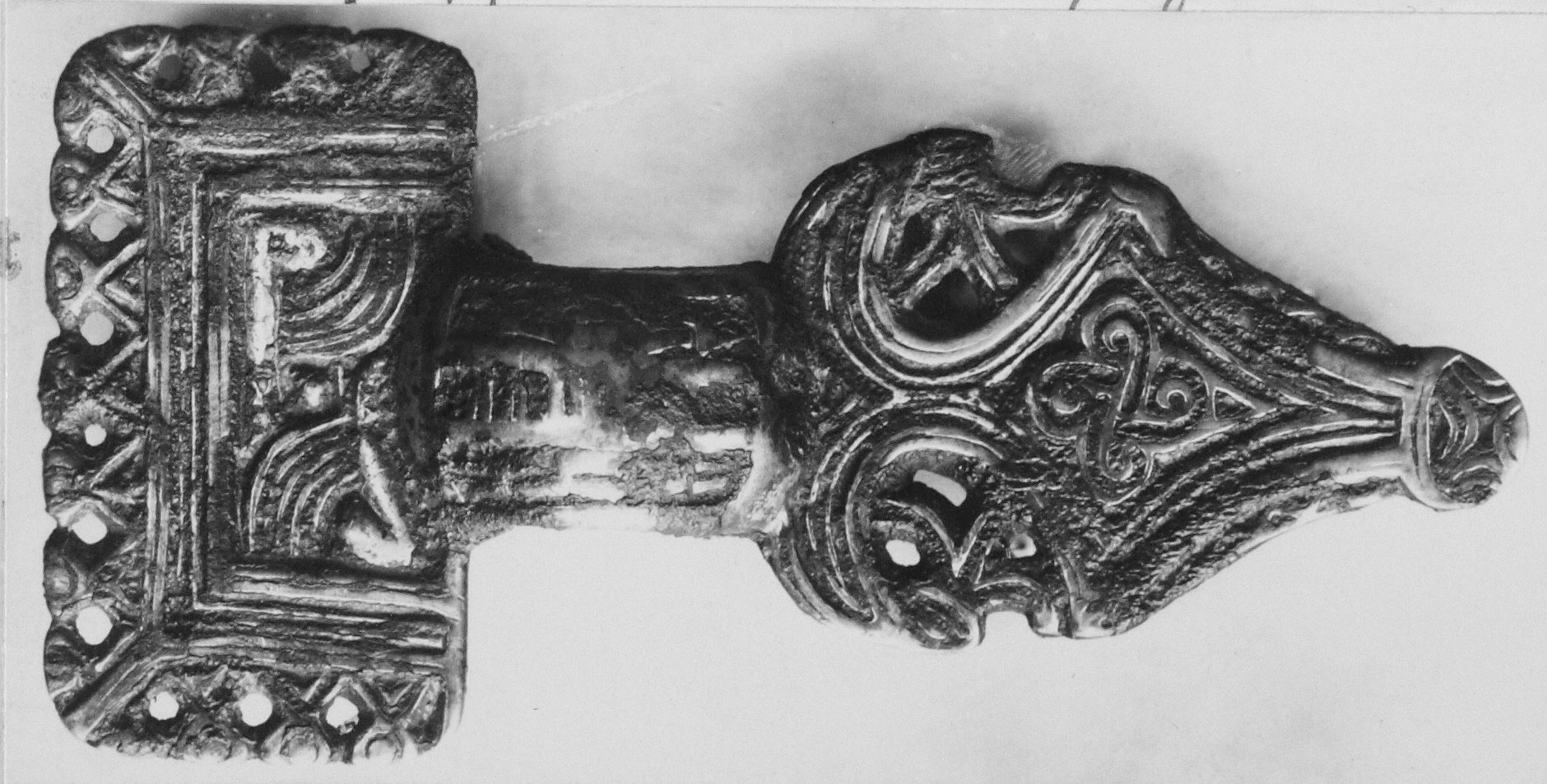 Bügelfibel mit rechteckiger Kopfplatte (Museum August Kestner CC BY-NC-SA)