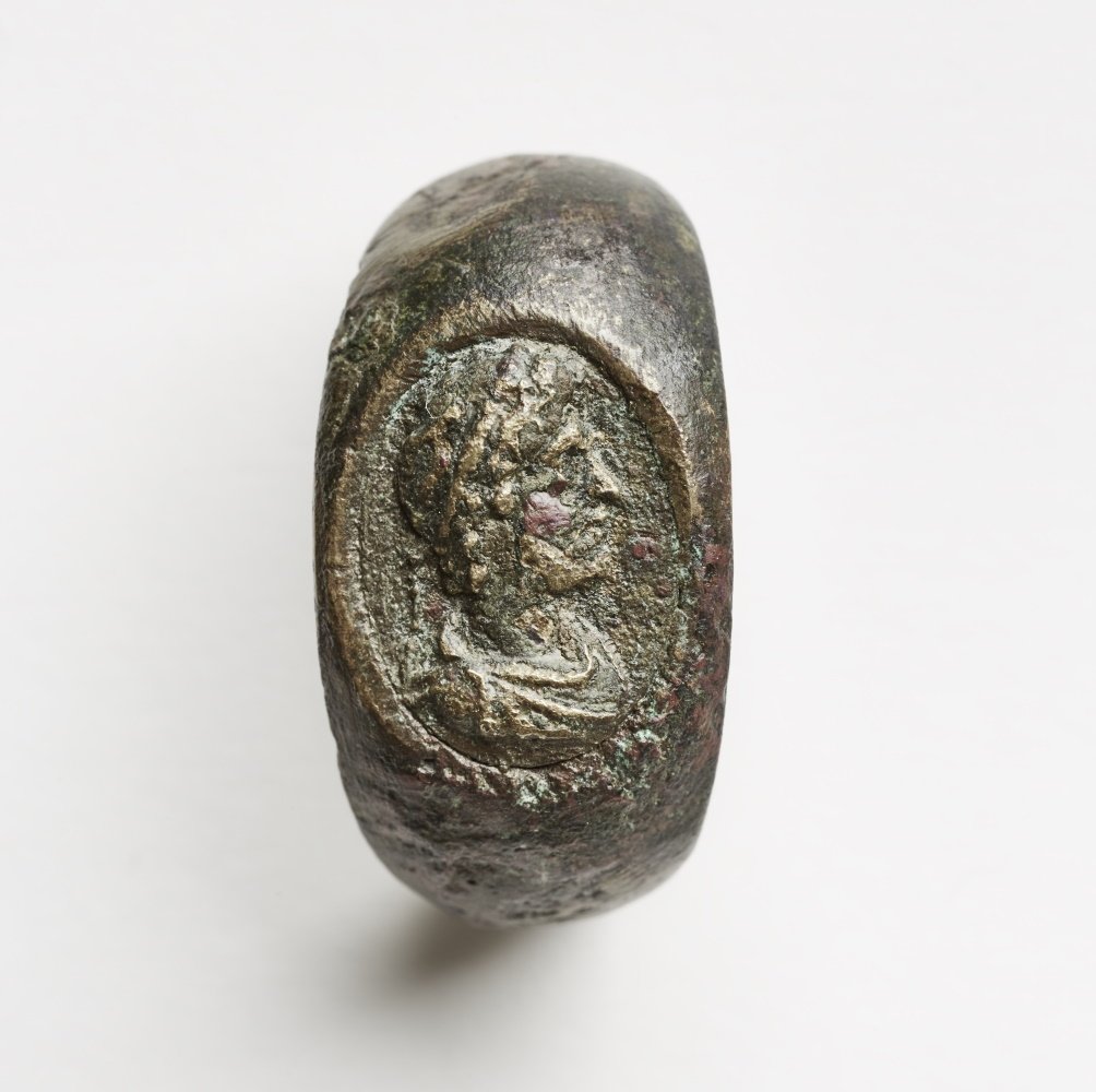Fingerring, Ringplatte mit Reliefdarstellung (Museum August Kestner CC BY-NC-SA)