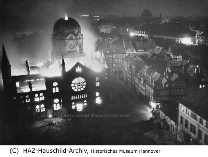 Die brennende Synagoge (HAZ-Hauschild-Archiv, Historisches Museum Hannover CC BY-NC-SA)