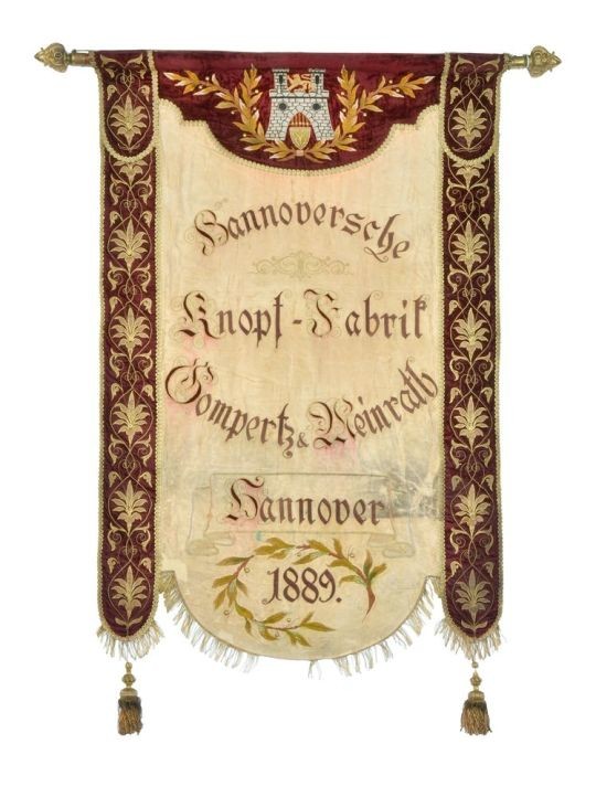 Banner: Hannoversche Knopffabrik Gompertz & Meinrath (Historisches Museum Hannover CC BY-NC-SA)