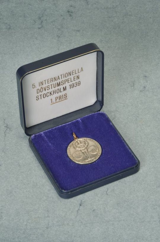 Medaille der 5. Internationalen Gehörlosenspiele (Historisches Museum Hannover CC BY-NC-SA)