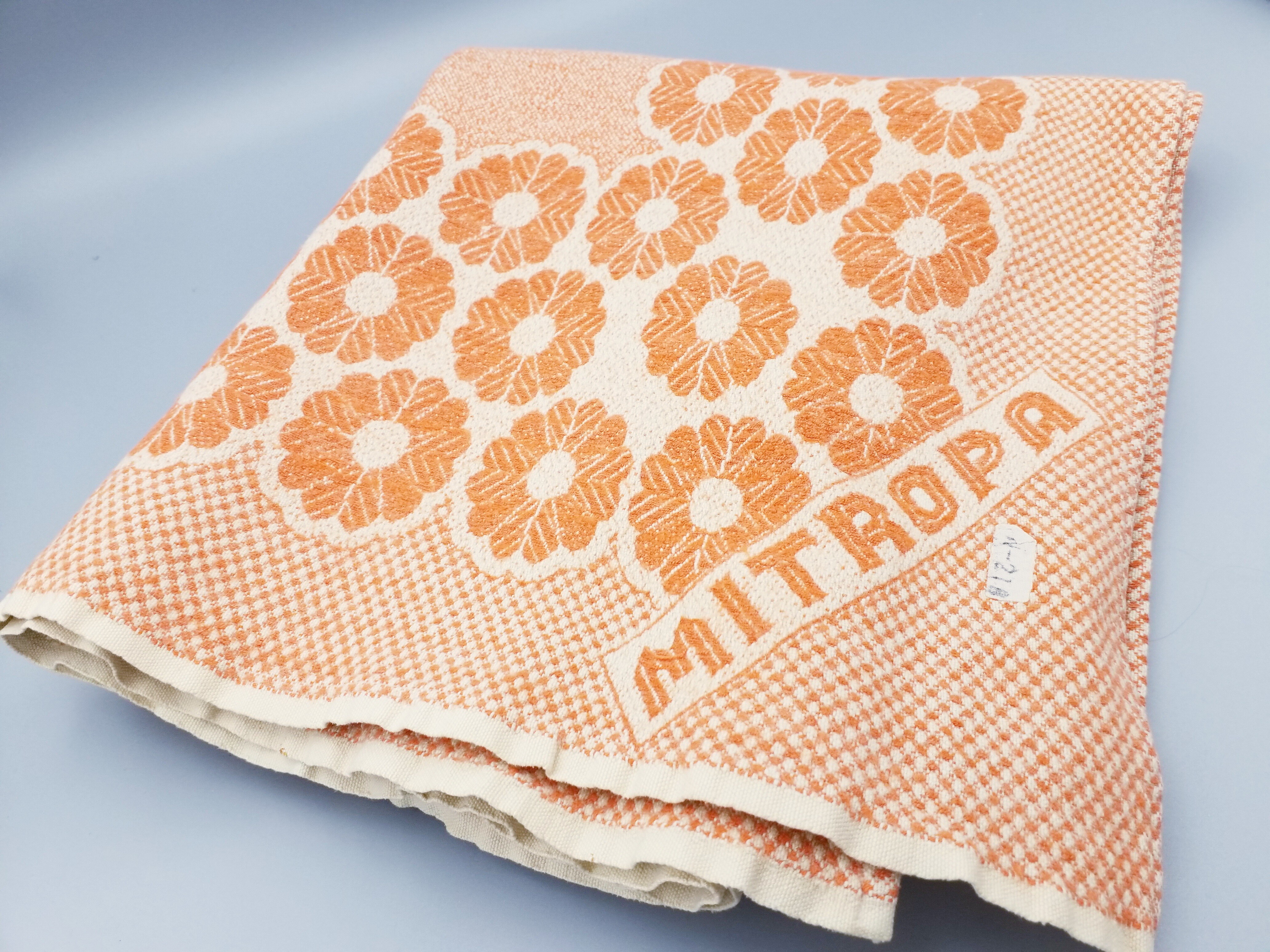 MITROPA Tischdecke orange mit stilisierten Blüten :: Mobile Welten e.V. ::  museum-digital:niedersachsen