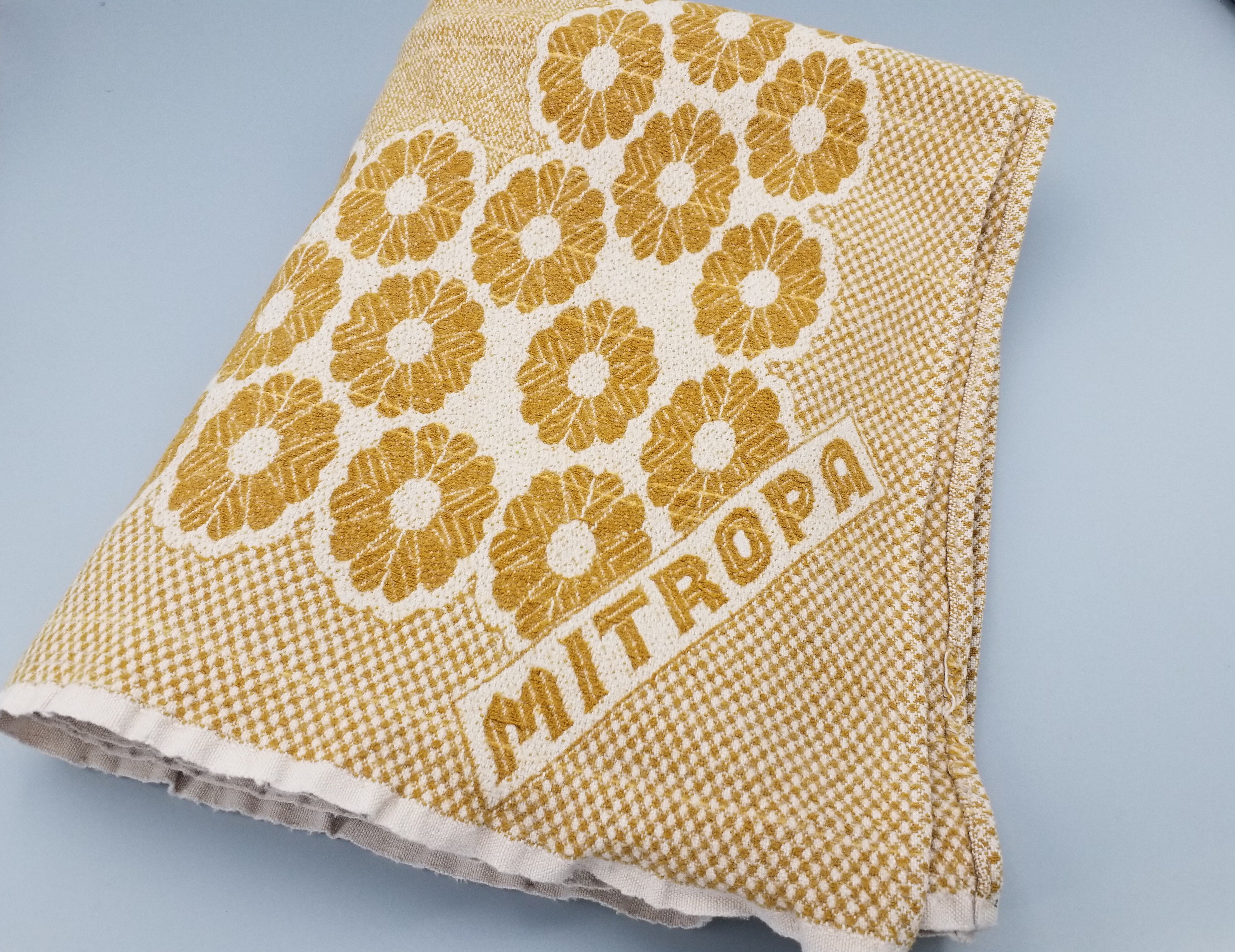 MITROPA Tischdecke hellbraun mit stilisierten Blüten (Mobile Welten e.V. CC BY-SA)