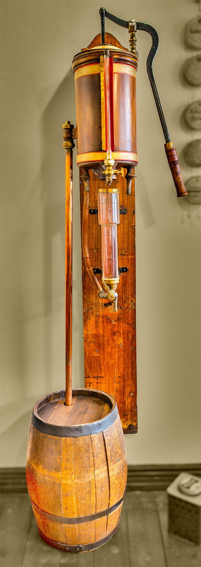 Handpumpe mit Schwengel aus Kupfer und einen Holzfaß (Schiffahrtsmuseum Unterweser CC BY-NC-SA)