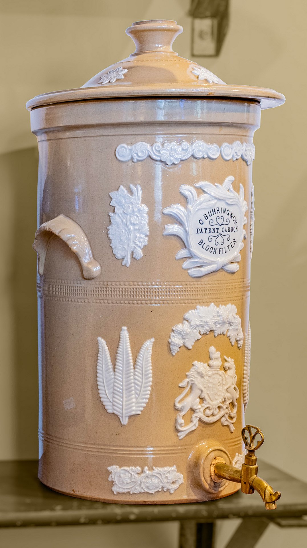 Keramikfilter mit halbplastischen Pflanzenornamenten (Schiffahrtsmuseum Unterweser CC BY-NC-SA)