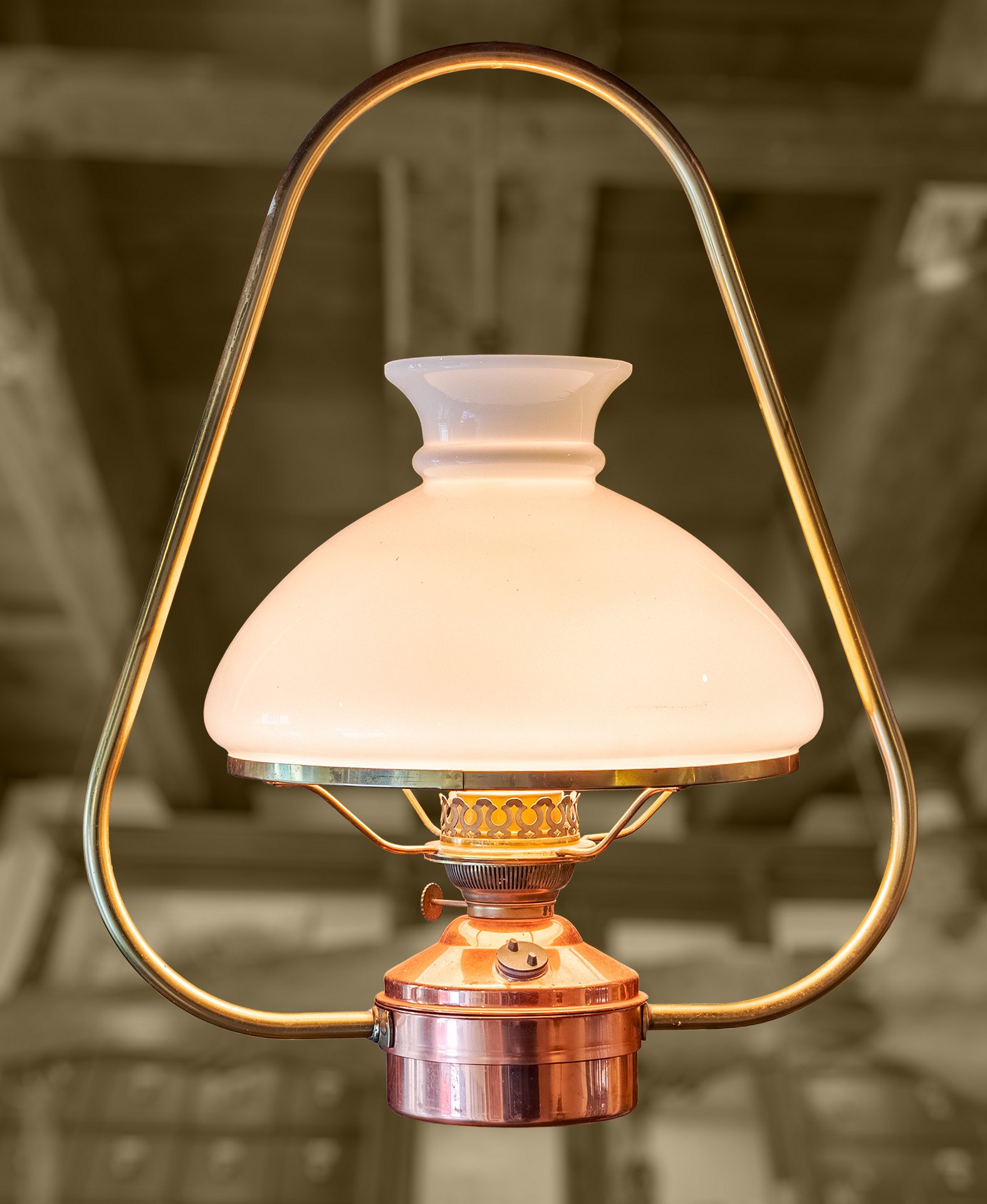 Petroleumlampe mit Messingbügel und Milchglashaube (Schiffahrtsmuseum Unterweser CC BY-NC-SA)