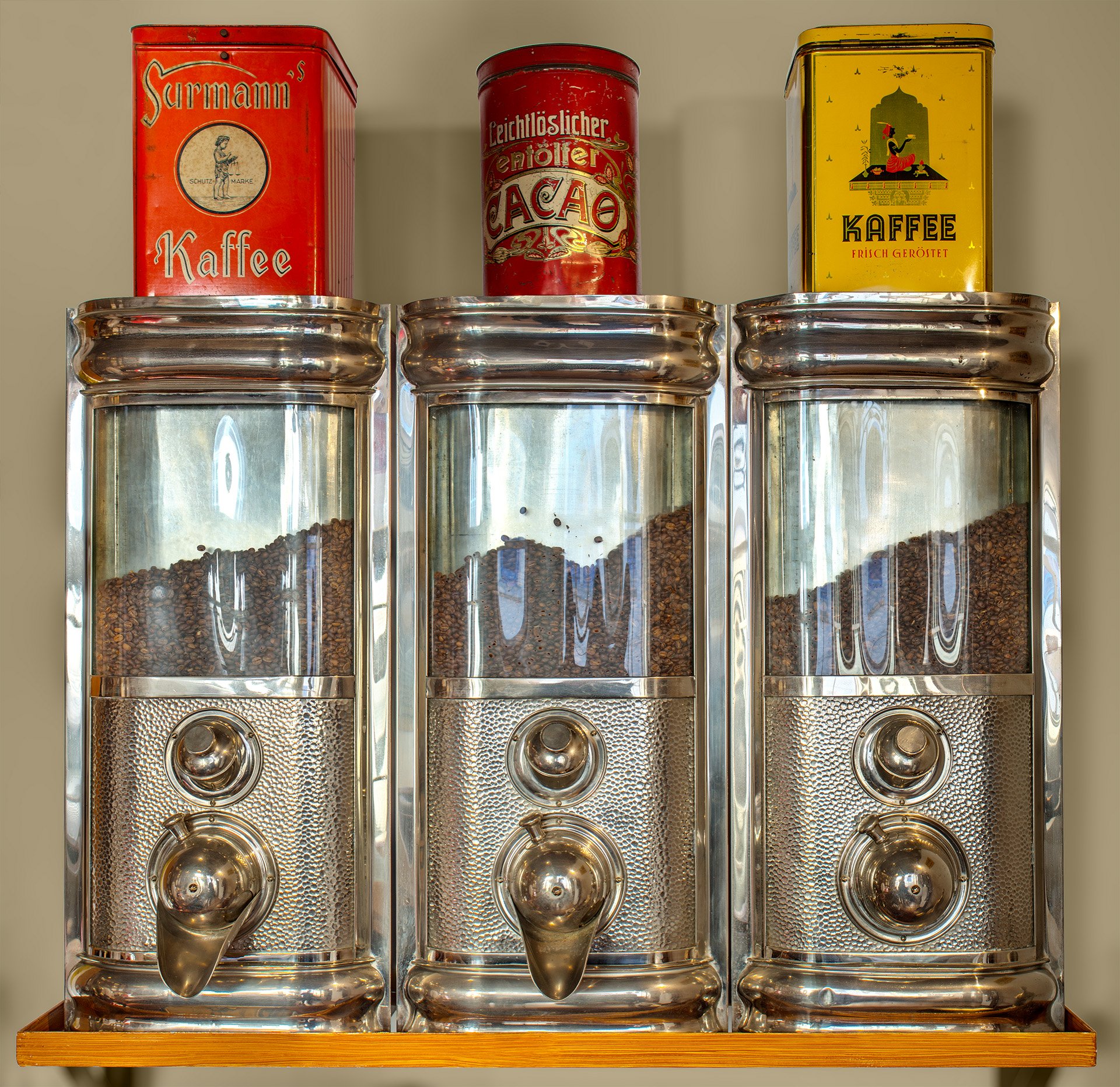 Kaffeebehälter mit drei Schüttern und Sichtfenstern (Schiffahrtsmuseum Unterweser CC BY-NC-SA)