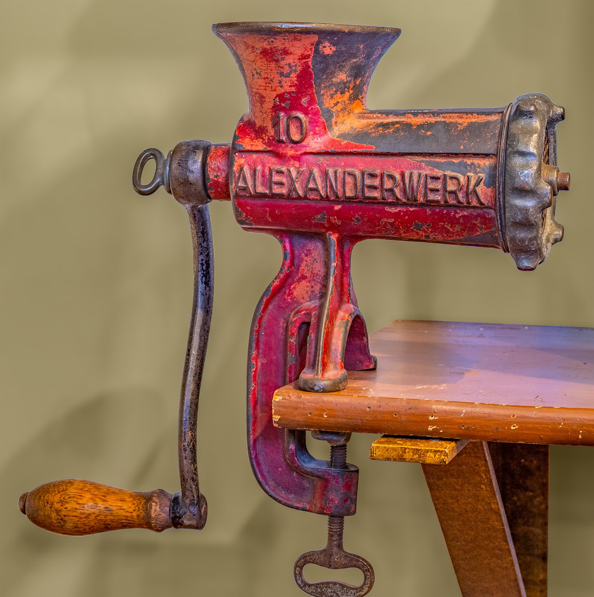 Wurstmaschine mit Handkurbel und hölzernem Drehgriff (Schiffahrtsmuseum Unterweser CC BY-NC-SA)