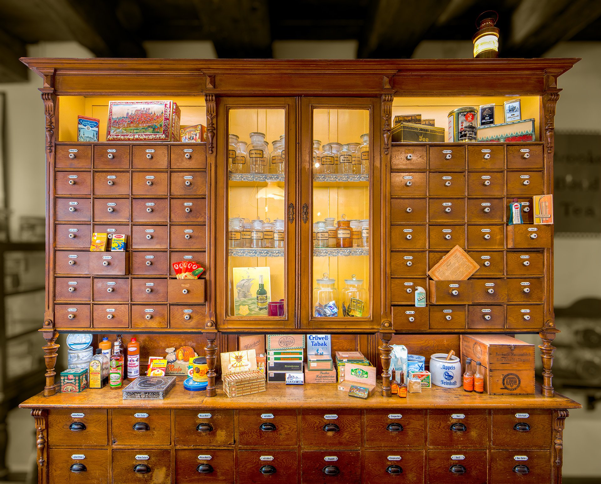 Kaufmannsladenregal mit Schubladen, Emailleschilder, Glastüren und Anrichte (Schiffahrtsmuseum Unterweser CC BY-NC-SA)