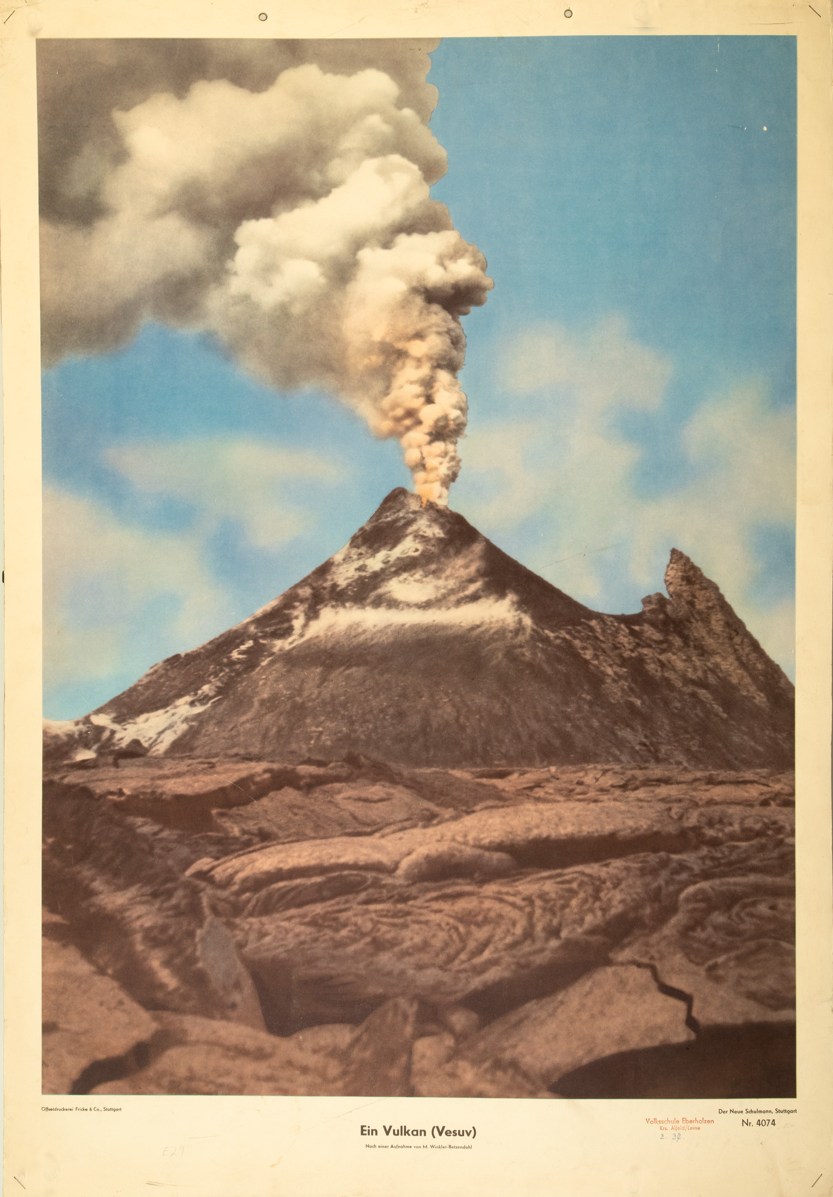 Wandbild mit einer Aufnahme eines Vulkans (Stiftung Schulmuseum der Universität Hildesheim CC BY-SA)