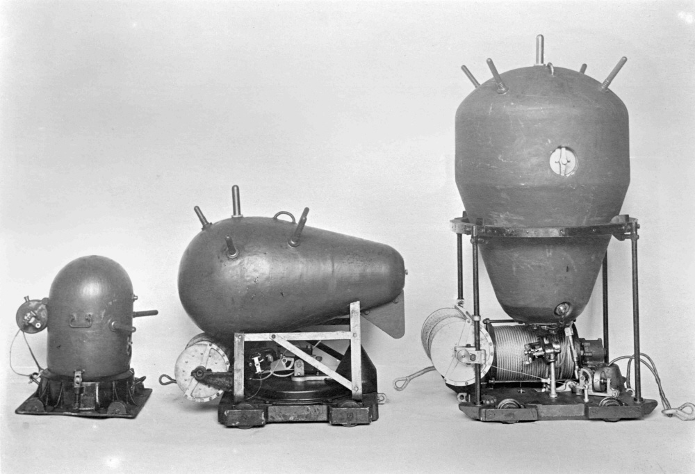 Drei Seeminen mit Verankerung. Produziert von Brück, Kretschel und Co., Osnabrück (Museum Industriekultur Osnabrück CC BY-NC-SA)