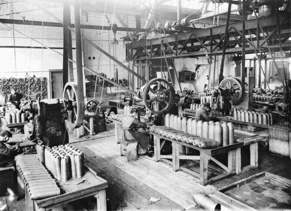 Stahlwerk Osnabrück. Granatenproduktion. &quot;Aufpressen von Kupferringen für 10 und 15 cm Gr. 14&quot; (Museum Industriekultur Osnabrück CC BY-NC-SA)