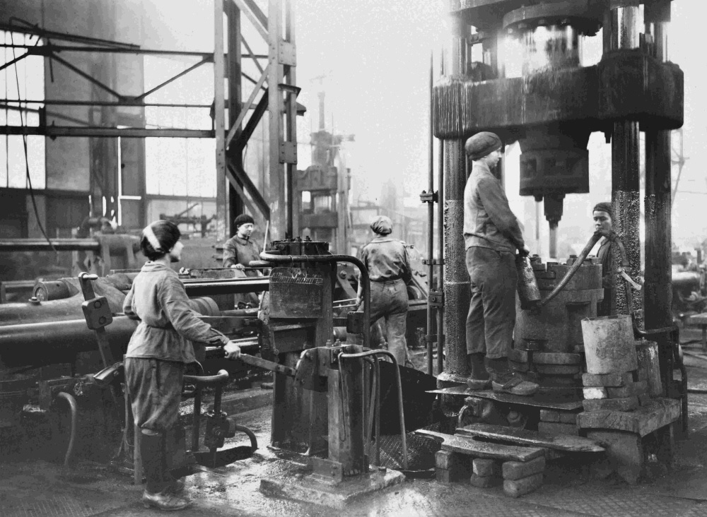 Stahlwerk Osnabrück. Granatenproduktion im Preßwerk. (Museum Industriekultur Osnabrück CC BY-NC-SA)