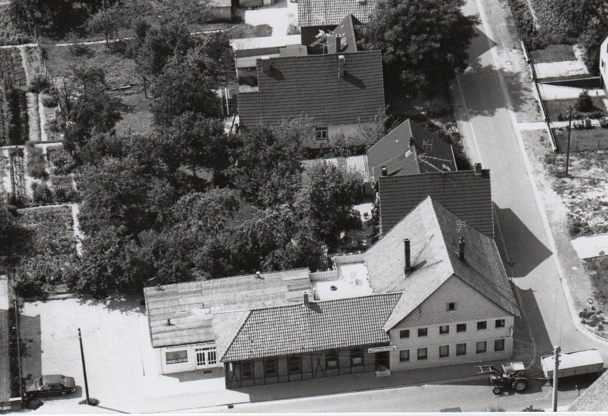 Luftbild ehemalige Gaststätte „Tatge-Meier“ mit Saalanbau (Rodenberg) 1975 (Stadt Rodenberg CC BY-NC-SA)