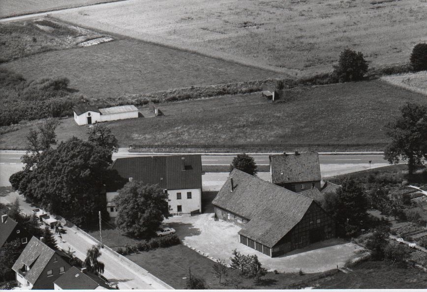 Luftbild ehemaliges Gasthaus „Grüner Baum“ (Rodenberg) 1975 (Stadt Rodenberg CC BY-NC-SA)