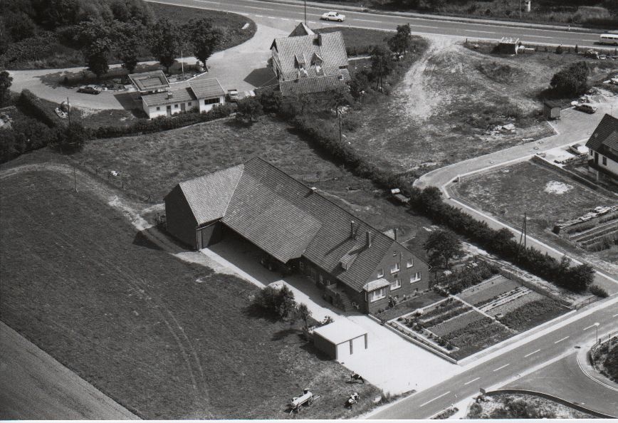 Luftbild ehemalige Hofstelle in „Am Weidenkamp“ (Rodenberg) 1975 (Stadt Rodenberg CC BY-NC-SA)
