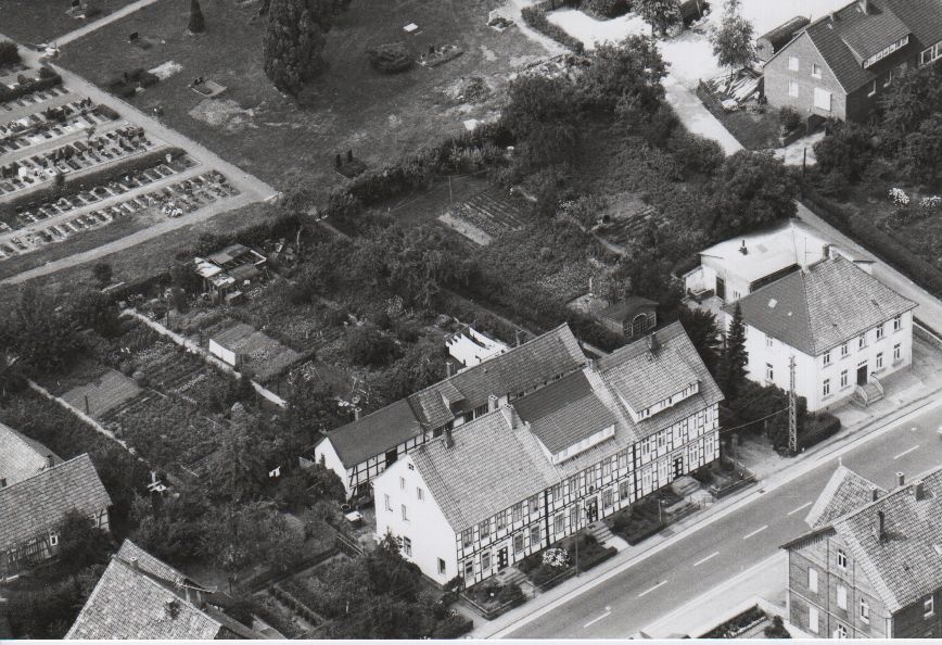 Luftbild Fachwerkhäuserrreihe in der „Alle“   (Rodenberg) 1975 (Stadt Rodenberg CC BY-NC-SA)