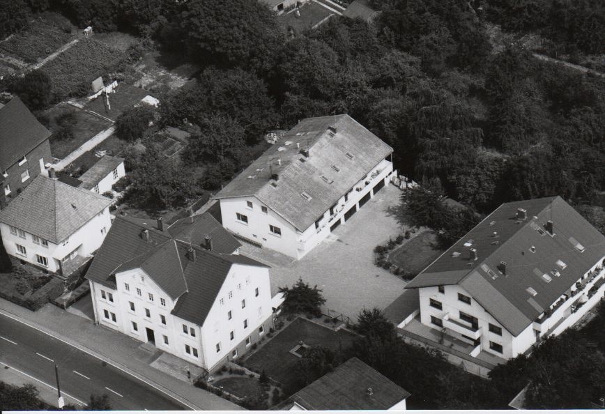 Luftbild Häuserzeile an der „Allee“ (Rodenberg) 1975 (Stadt Rodenberg CC BY-NC-SA)